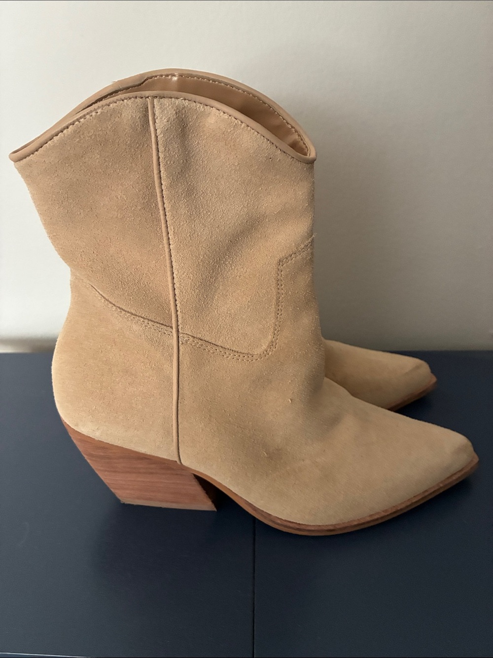 Steve Madden Wolfer Booties Suede Tan SZ 7 Womenโs